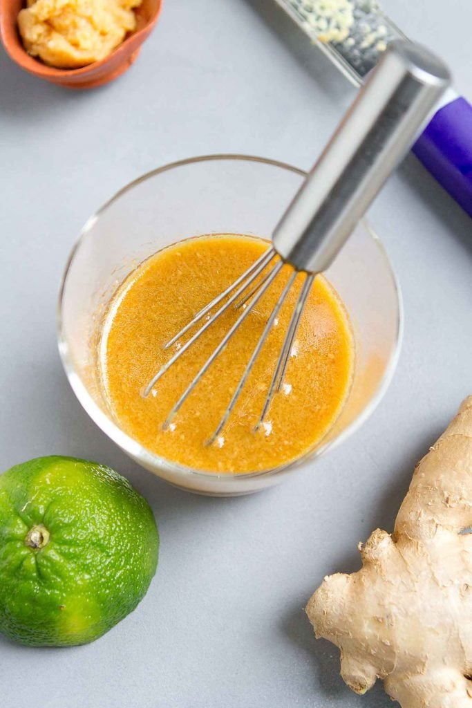 This low fat miso ginger dressing recipe comes together in less than 10 minutes. Big on flavor! 78 calories and 3 Weight Watchers SP | Vegan | Salad Dressing | White Miso | Healthy | Recipes #misodressing #vegandressing #veganrecipes #weightwatchers #smartpoints 