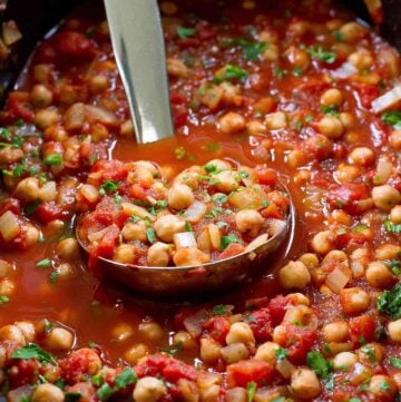 Pull out the crockpot for a batch of these vegan Slow Cooker Italian Chickpeas. Mix in some extra vegetables if you’d like and serve over rice or quinoa. 188 calories and 0 Weight Watchers SP | Crock Pot | Vegan | Vegetarian | Plant Based | Garbanzo Beans | Chana #plantbased #veganrecipes #slowcooker #crockpotrecipes #meatless #wwrecipes #smartpoints