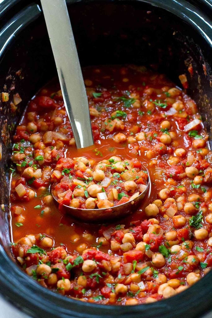 Make a batch of these Italian crockpot chickpeas for dinner or save it for lunches all week long. 188 calories and 0 Weight Watchers SP | Crock Pot | Vegan | Vegetarian | Plant Based | Garbanzo Beans | Chana #plantbased #veganrecipes #slowcooker #crockpotrecipes #meatless #wwrecipes #weightwatchers