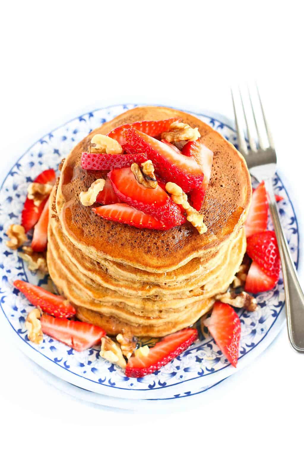 My kids can eat their weight in these Healthy Banana Pancakes. Fluffy and full of flavor, they’re great for breakfast or dinner! 152 calories and 3 Weight Watchers SP | Easy | Pancake Recipe | Fluffy | Whole Wheat | Simple #bananapancakes #wholewheatpancakes #healthypancakes #brunchrecipes #healthybreakfastideas #smartpoints #weightwatchers