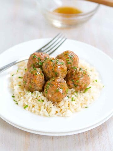 Who can resist a plateful of Honey Garlic Baked Turkey Meatballs?! Great as appetizers or served over rice as an easy dinner. 239 calories and 7 Weight Watchers SP | Easy | Healthy | In The Oven | Easy | Asian | Recipe | Meal Prep | Dinner #turkeymeatballs #bakedmeatballs #appetizerrecipes #dinnerideas #healthyrecipes #smartpoints #wwrecipes