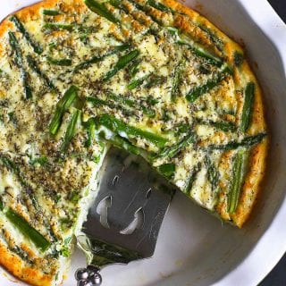 Celebrate the arrival of spring with this easy crustless asparagus quiche recipe. You’ll never guess what the secret ingredient is to lighten it up! 108 calories and 1 Weight Watchers SP | Recipes | Easy | Brunch | Easter | Healthy | Low Carb | Vegetarian | Without Meat #crustlessquiche #asparagusquiche #vegetarianbrunch #brunchrecipes #easterrecipes #weightwatchers #smartpoints