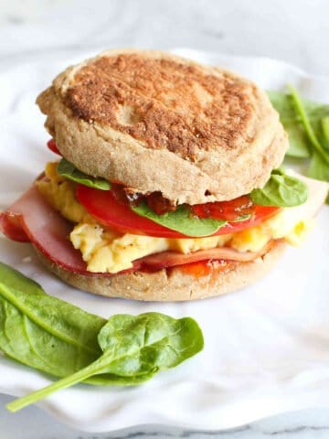 This English muffin breakfast sandwich is what egg lovers' dreams are made of – a little sweet, a little savory and a lot of flavor! 255 calories and 6 Weight Watchers SP | Recipes | Healthy | Easy | Homemade | Ideas | Egg | Pepper Jelly | Best #breakfastsandwich #eggsandwich #healthybreakfast #easybreakfastrecipes #weightwatchers #smartpoints