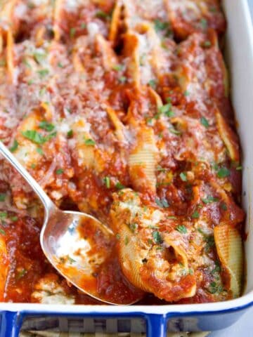 This pesto turkey stuffed shells recipe is lightened up with one of my favorite baked pasta tricks. They were an immediate hit with my whole family! 321 calories and 9 Weight Watchers SP | Recipe | Easy | Spinach | Cheese | Healthy | Skinny #stuffedshells #stuffedshellsrecipe #groundturkeyrecipes #bakedpasta #feedacrowd #weightwatchers #smartpoints