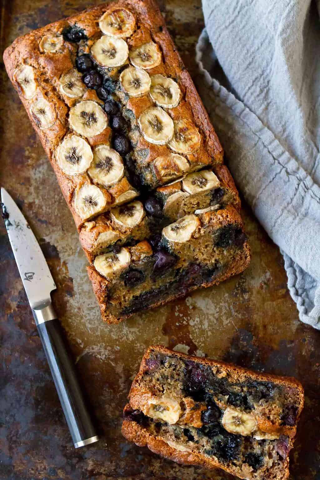 You would never guess that this Skinny Banana Bread with Blueberries has a fraction of the calories and fat of a traditional banana bread recipe. Tender with a ton of flavor! 139 calories and 3 Weight Watchers SP | Recipe easy | Moist | Healthy | Without Oil | No Oil | Applesauce | Homemade | Best | Blueberry #bananabread #skinnybananabread #quickbread #weightwatchers #smartpoints