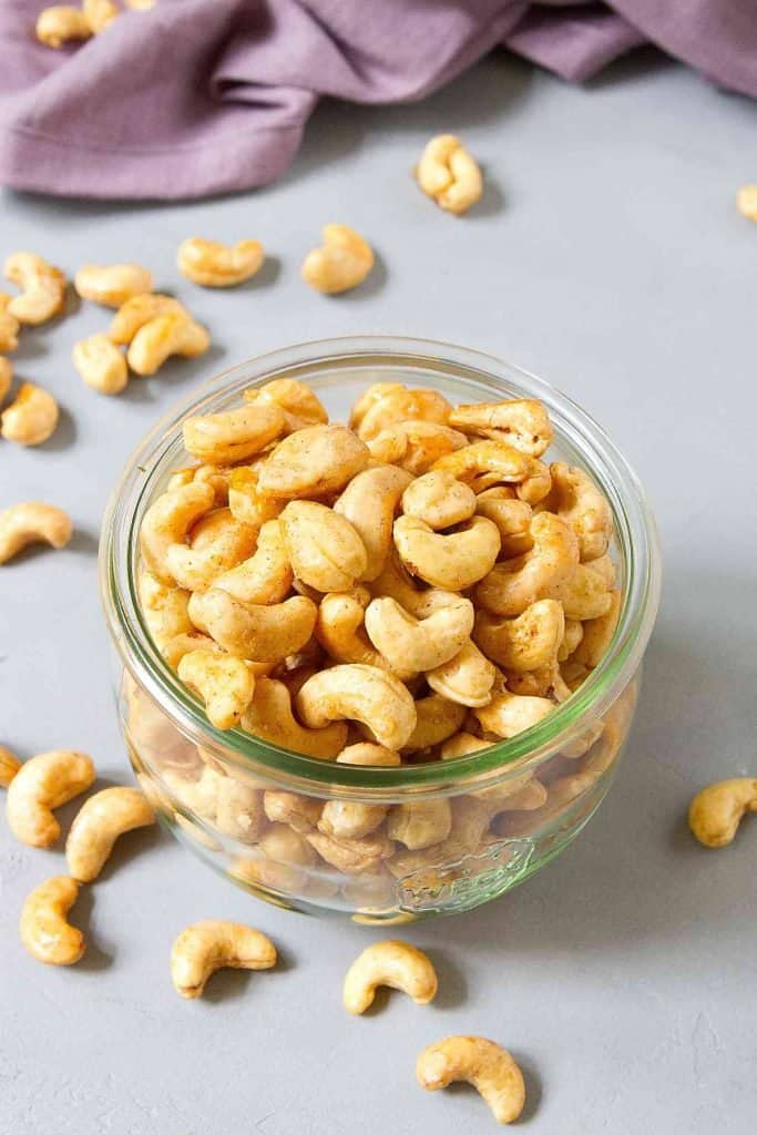 Sweet & salty, these Maple Cinnamon Roasted Cashews are perfect for gifts or serving as healthy snacks or appetizers. 99 calories and 3 Weight Watchers SP | Recipes | In the oven | How to | Recipes healthy | Salted | Nuts #roastedcashews #maplecinnamon #healthysnacks #healthyappetizers #foodgifts #weightwatchers