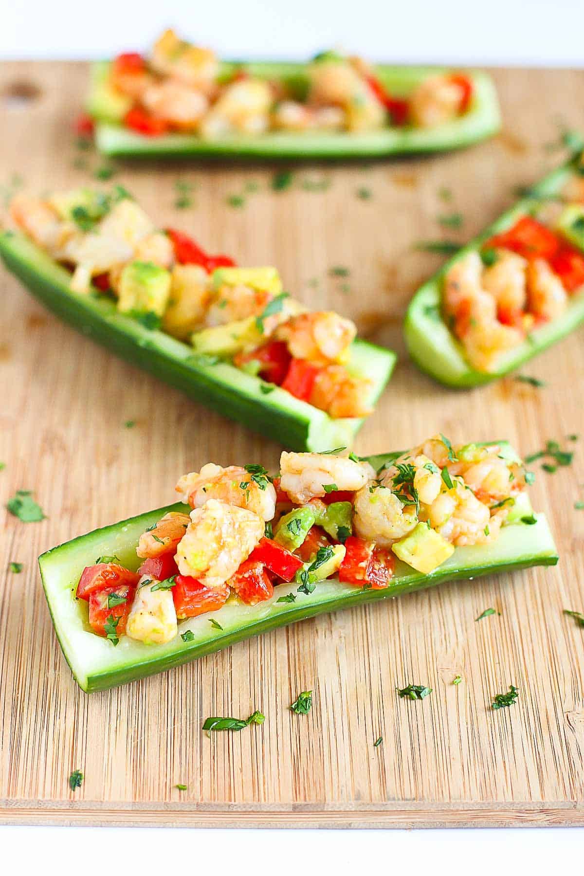 These shrimp and avocado stuffed cucumber boats have summertime written all over them! Serve them as a healthy lunch or pair them with a whole grain salad for dinner. 215 calories and 4 Weight Watchers SP | Recipes | Light | Vinaigrette