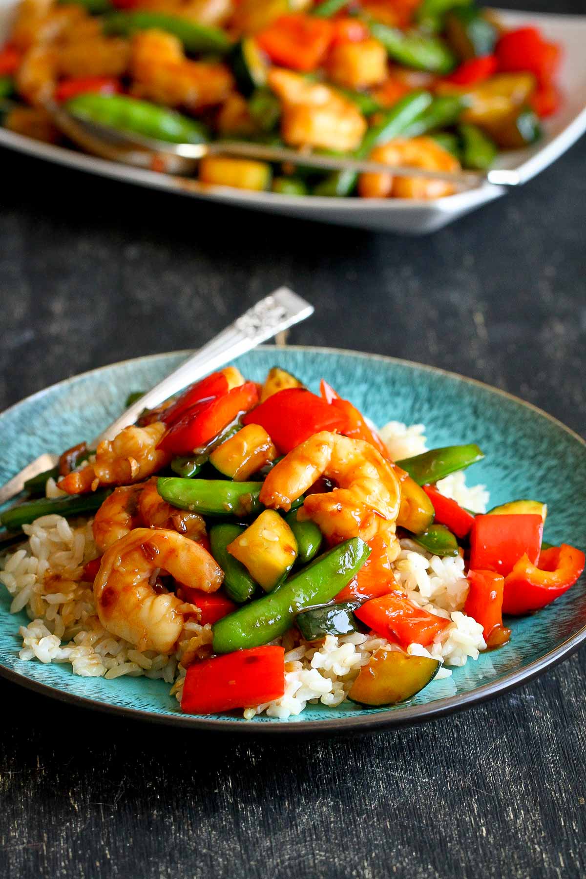 This shrimp and vegetable stir fry recipe can be whipped up in minutes. Toss it with an easy stir fry sauce and serve it over a bed of rice. 171 calories and 3 Weight Watchers SP | Recipes easy | Recipes healthy | With noodles | With rice