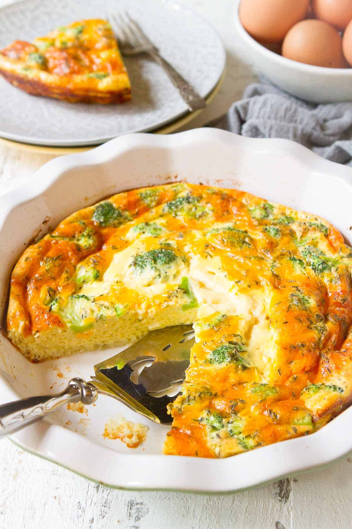 Breakfast, lunch or dinner - this Crustless Broccoli Quiche is so packed with flavor that it's hard to believe it's light and healthy. 131 calories and 2 Weight Watchers SP | Easy | Recipes | Best | Healthy | Brunch 