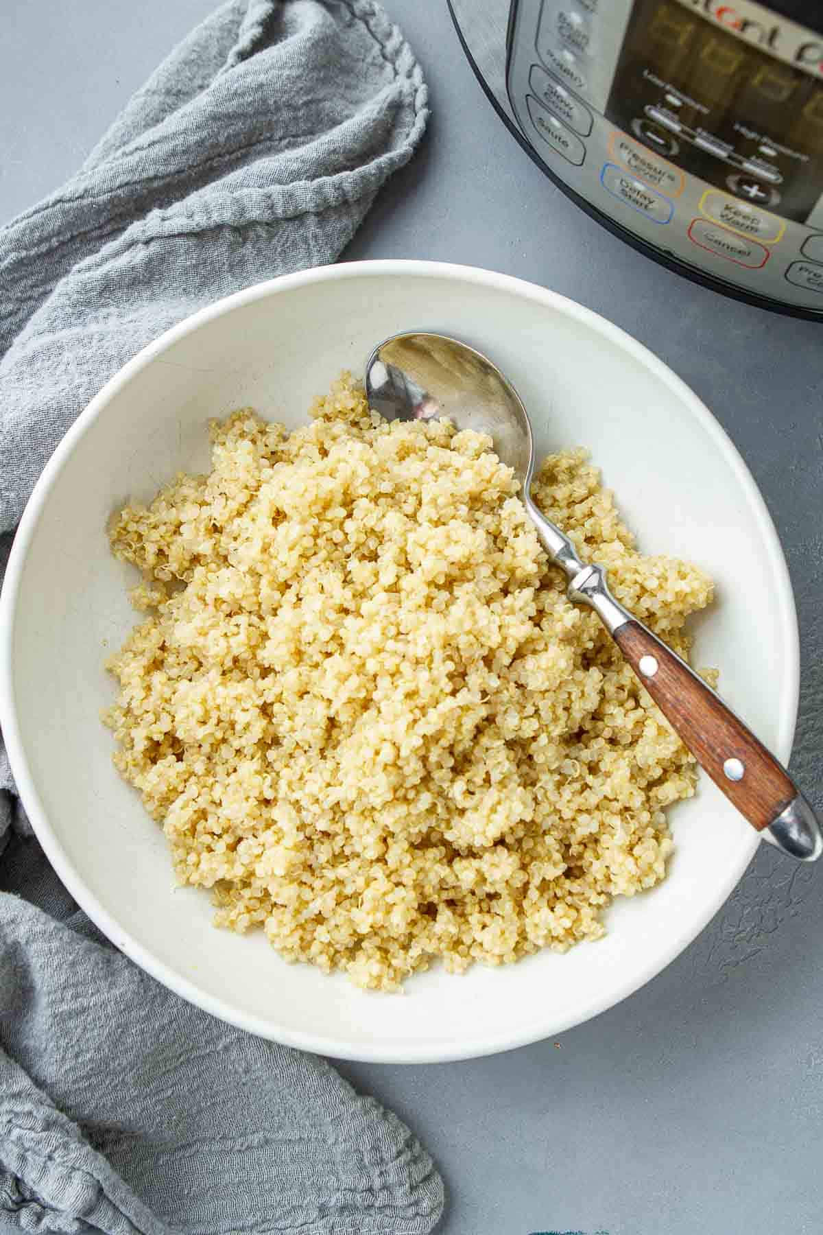 Instant Pot Quinoa is quick and easy to make. Use it in soups, stews, salads and sides. Easy to freeze! | Meal prep | Recipes easy | Healthy | Pressure Cooker