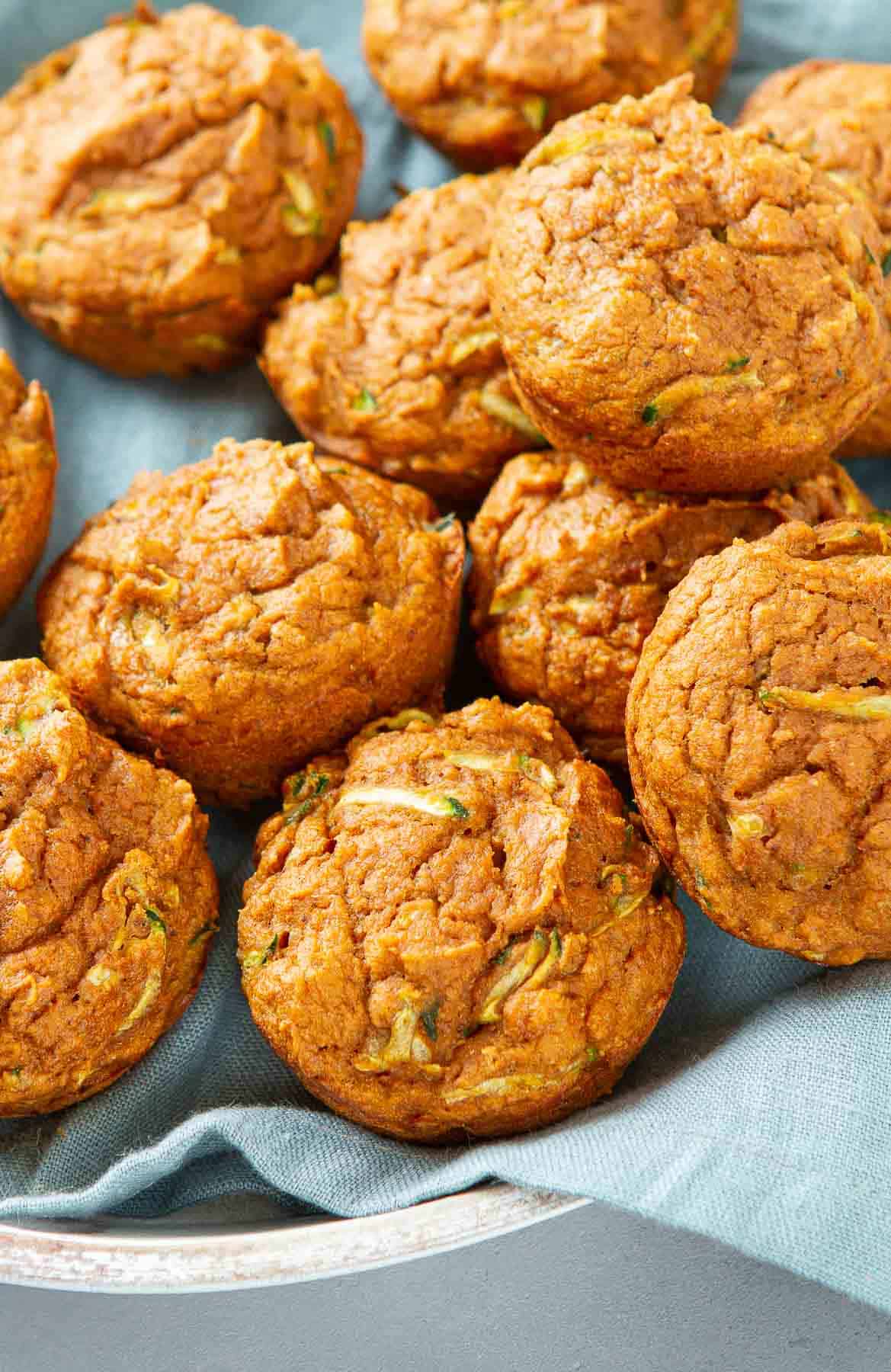 Keep these Pumpkin Zucchini Muffins on hand for healthy snacks or quick breakfasts. Easy to make and full of autumn spices. | Healthy | Recipes | Healthy kids | Easy | With applesauce