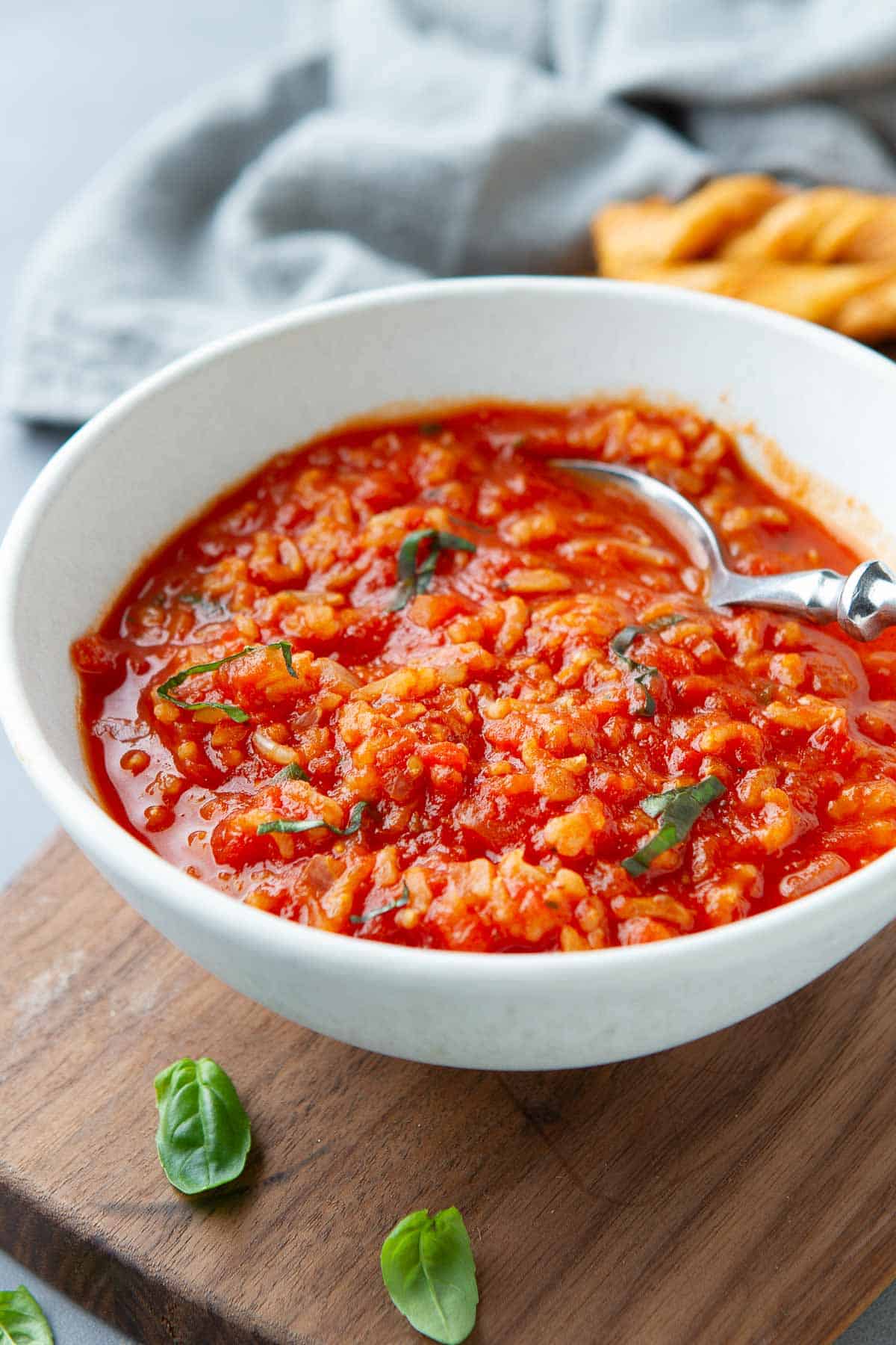 Pomidorowa zupa ryżowa to najzdrowsze, komfortowe jedzenie.  I to jest tak łatwe do zrobienia!  Podawaj z dużą zieloną sałatą lub grillowanymi kanapkami z serem.  |  Na bazie roślin |  wegańskie |  wegetariański |  WFPB |  Przepis