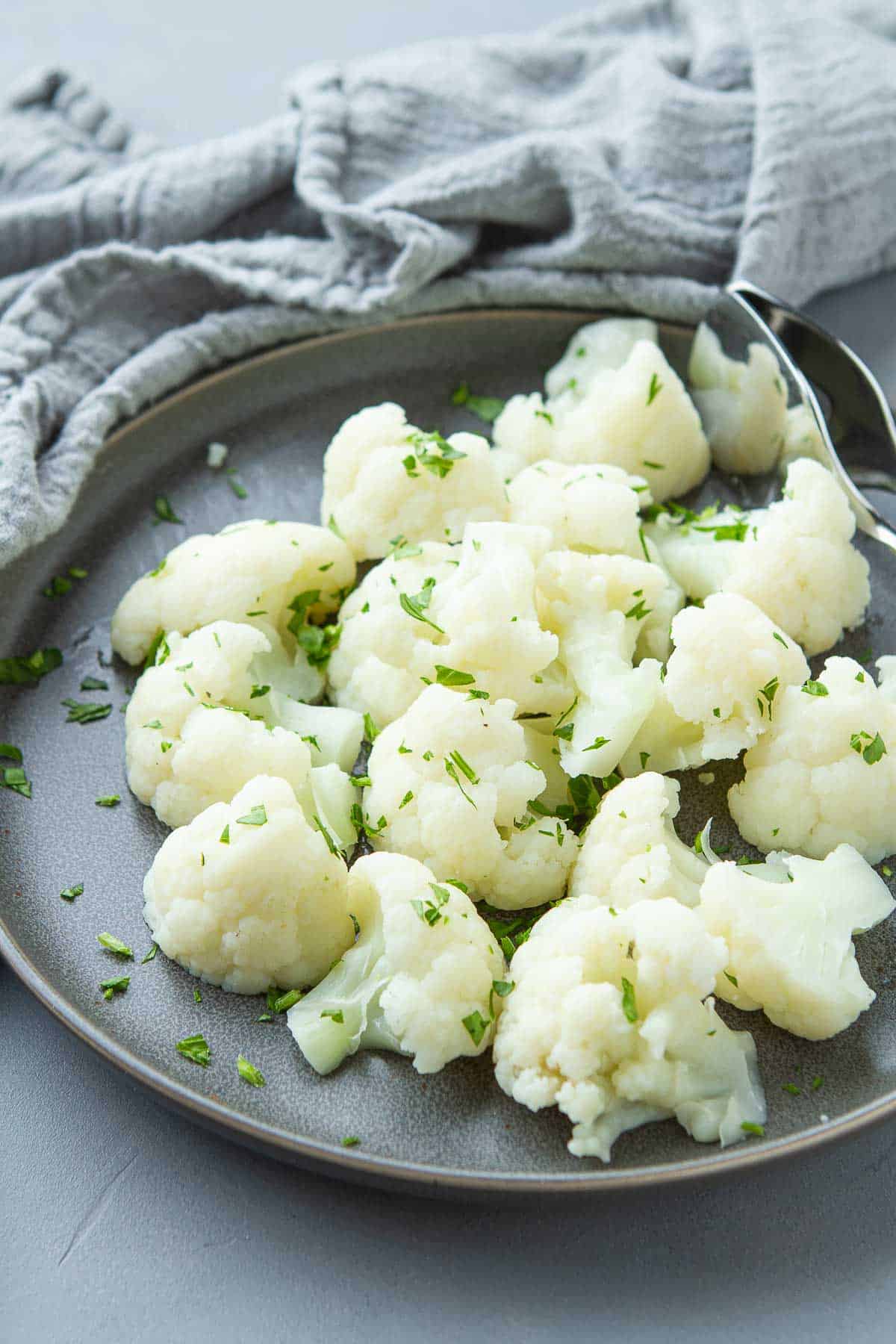 This step-by-step tutorial on how to steam cauliflower shows just how easy it is to get a healthy vegetable side dish on the table! | On the stove | In microwave