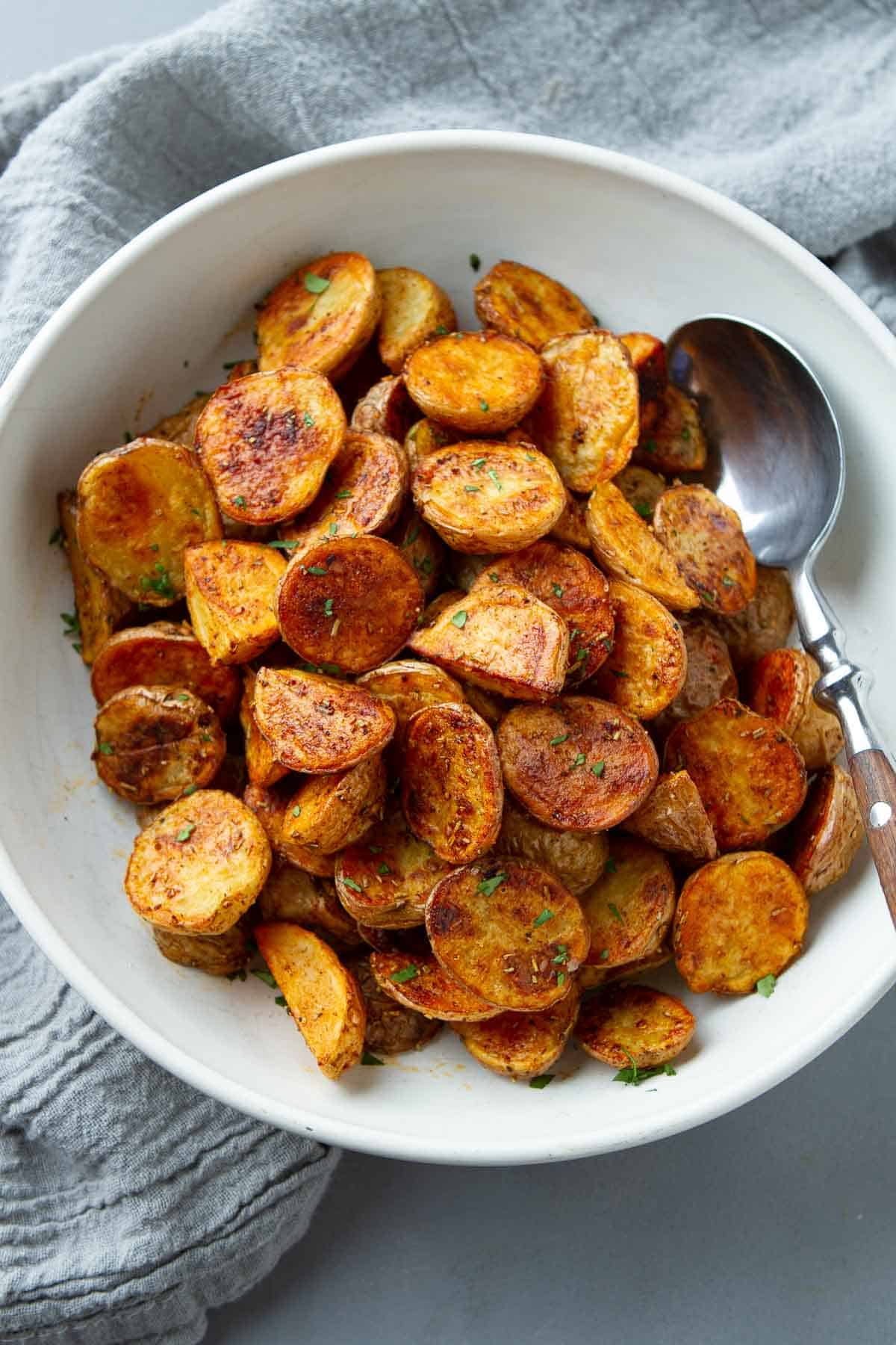 Crispy, smoky, and full of flavor, these roasted paprika potatoes are anything but boring. Perfect as a side dish or snack, they're sure to become your new obsession. Get 'em while they're hot! | Oven | With Paprika | WFPB | Plant Based | Vegan 