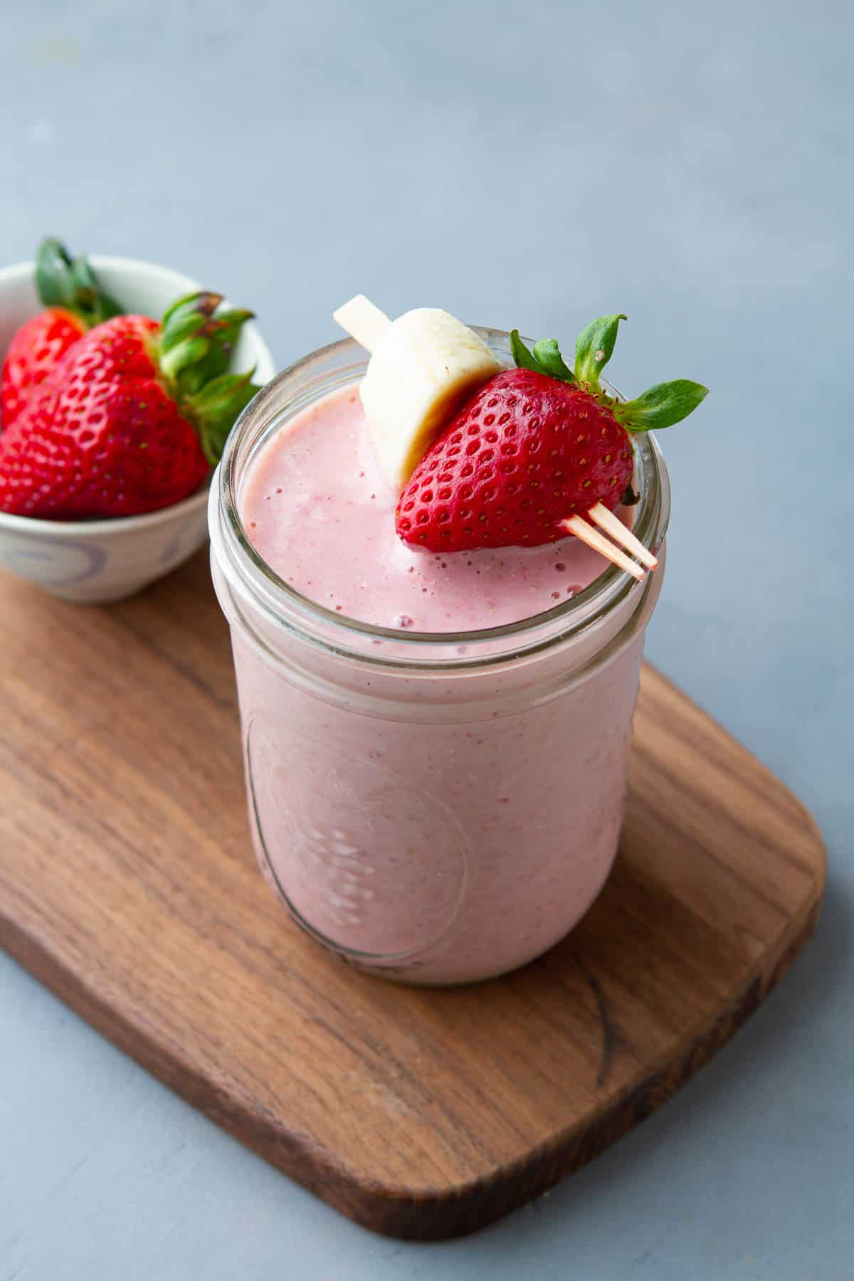 Start your mornings right with a homemade strawberry smoothie without yogurt, blending the sweetness of frozen strawberries, a ripe banana, fiber-filled oats and a splash of your favorite milk. | Plant based | Vegan | Breakfast | Snacks healthy