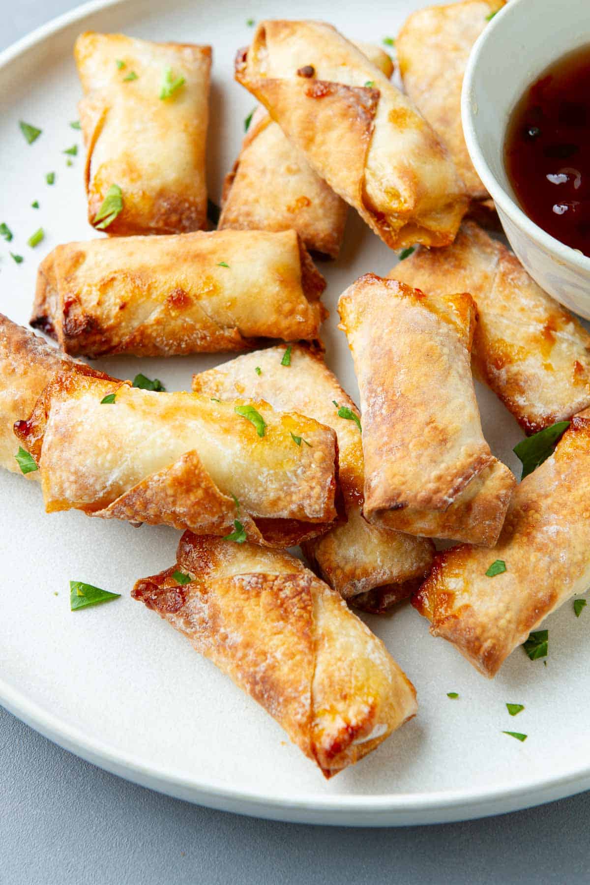 These mini egg rolls, filled with light cream cheese and pepper jelly and cooked in an air fryer, are your go-to appetizer for hassle-free entertaining. Simple, delicious, and loved by all! | New Year's Eve | Finger food | Recipes appetizers | Air fryer