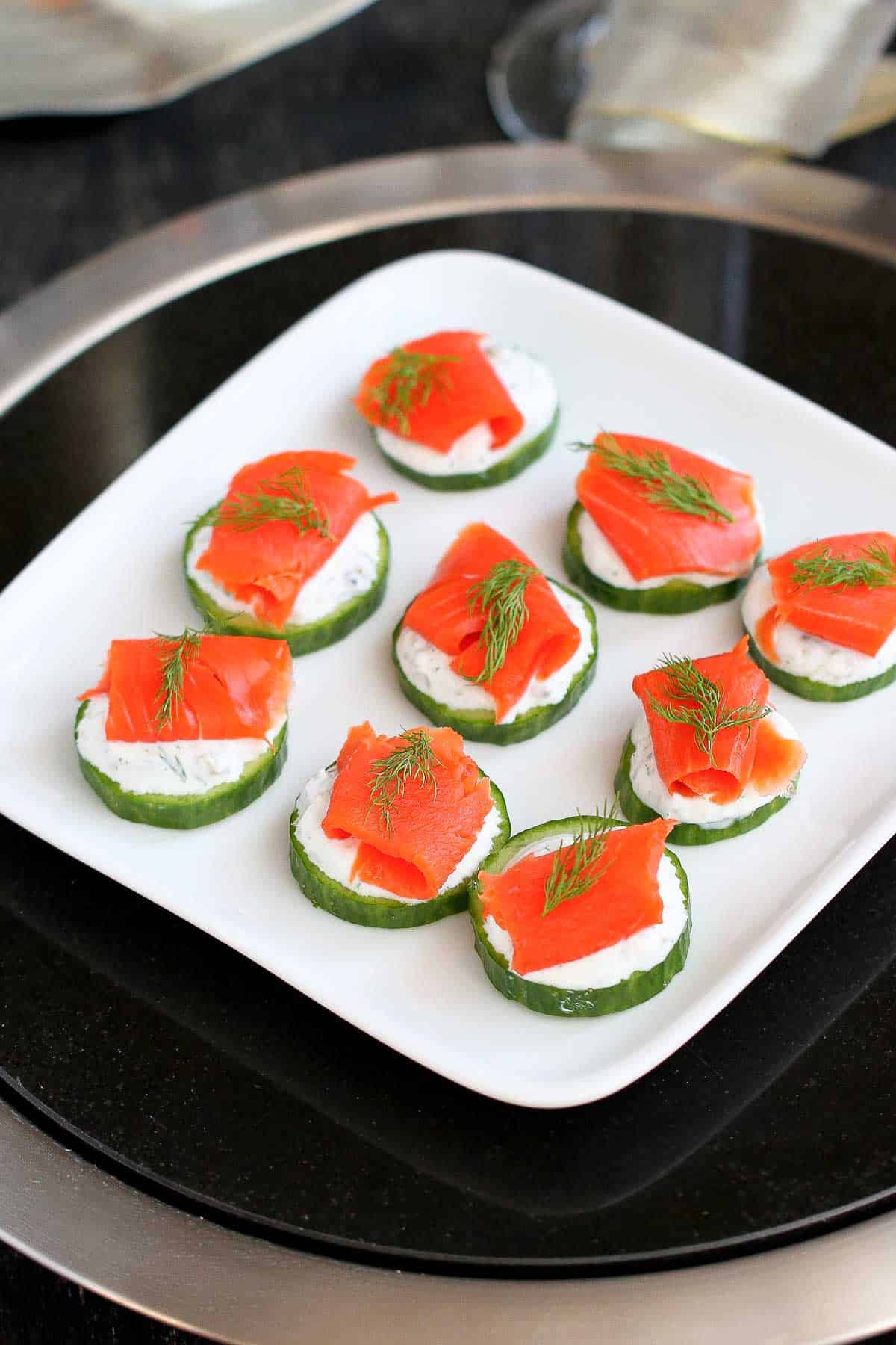 This easy smoked salmon and cucumber appetizer recipe is not only smoky, salty and fresh, but low in calories as well. | Recipes smoked salmon | Holiday appetizers | New Year's Eve
