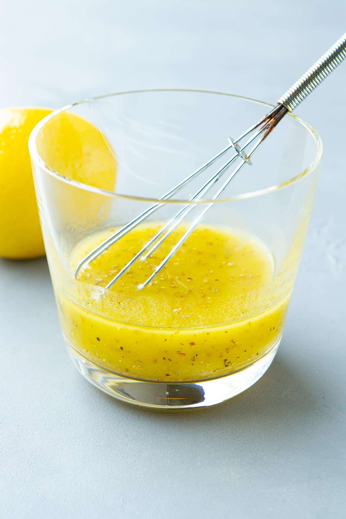 This easy homemade lemon vinaigrette dressing adds fresh, bright flavor to salads, or grilled meats and vegetables. | Recipes homemade dressing