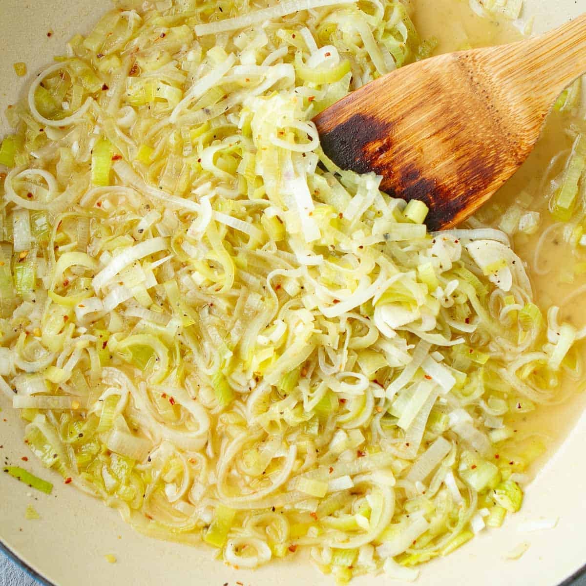 Cooked leek and white wine a large skillet.